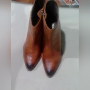 Diba True Booties 8.5 EUC Pointy Toed Leather Black On Front and Back Ends